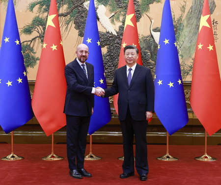 欧州連合(EU)のミシェル大統領(左)と握手する中国の習近平国家主席=1日、北京(EPA時事)