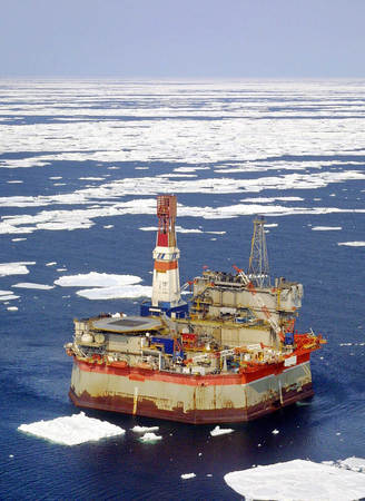 ロシア極東サハリン沖油田の採掘施設＝２００３年４月、サハリン（ＡＦＰ時事）