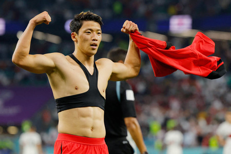 後半、勝ち越しゴールを決め、喜ぶ韓国の黄喜燦=2日、アルラヤン(AFP時事)