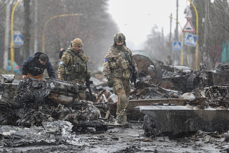 破壊されたロシア軍の装備を調べるウクライナ兵＝４月３日、北部キーウ州ブチャ（ＥＰＡ時事）