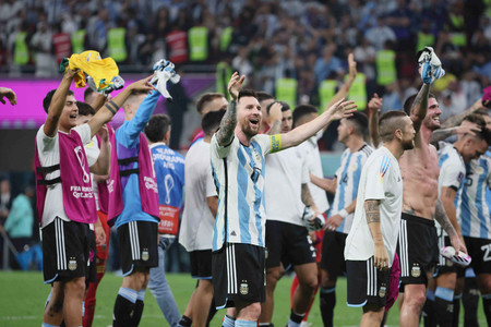 オーストラリアに勝利し、喜ぶアルゼンチンのメッシ(中央)ら=3日、アルラヤン