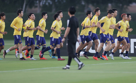 クロアチア戦に向け、練習する日本代表。手前は森保監督=4日、ドーハ