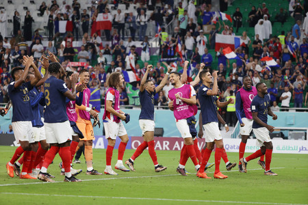 ポーランドに勝利し、喜ぶフランスの選手=4日、ドーハ