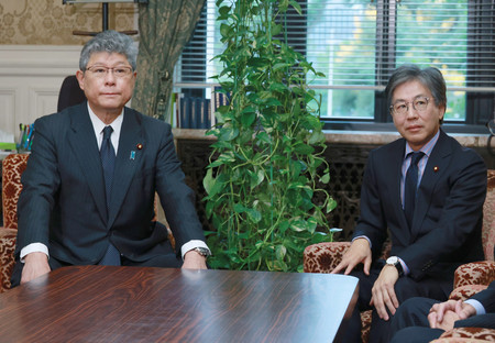 会談に臨む、自民党の高木毅国対委員長(左)と立憲民主党の安住淳国対委員長=5日午前、国会内