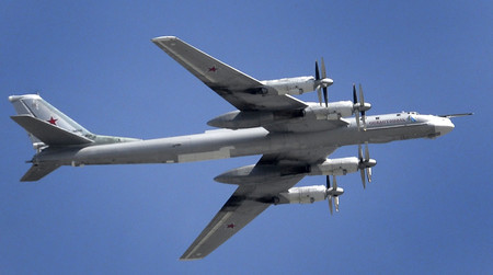 ロシア軍のTU95爆撃機=2015年5月、モスクワ(AFP時事)