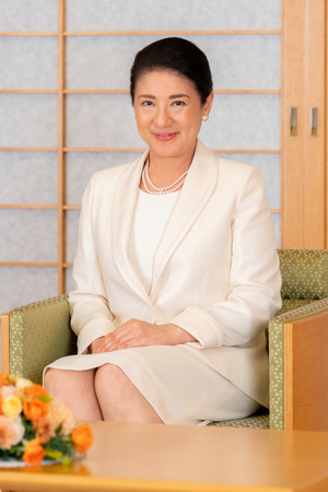 59歳の誕生日を前に、笑顔を見せられる皇后さま=5日、皇居・御所(宮内庁提供)