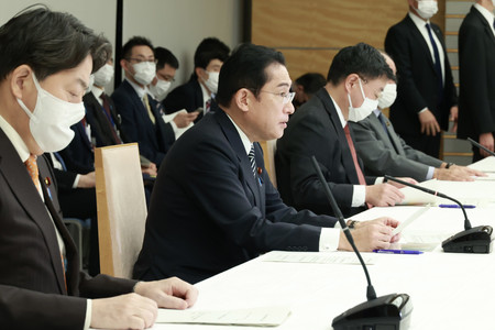 政府与党政策懇談会で発言する岸田文雄首相(左から2人目)=8日午後、首相官邸