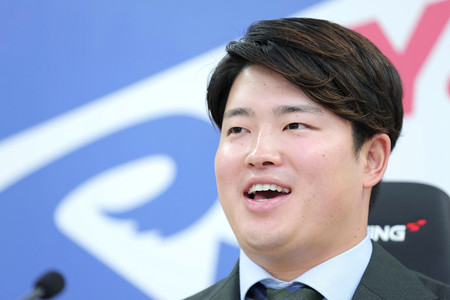 契約更改を終え、笑顔で記者会見するヤクルトの村上=東京都港区の球団事務所(代表撮影)