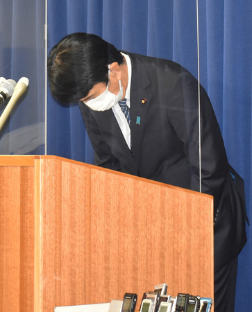 名古屋刑務所の刑務官が受刑者に対して暴力を振るっていた疑いについて記者会見し、陳謝する斎藤健法相=9日午後、法務省