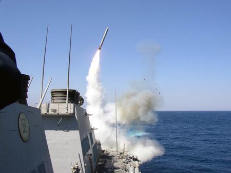 米海軍ミサイル駆逐艦から発射される巡航ミサイル「トマホーク」（ＡＦＰ時事）
