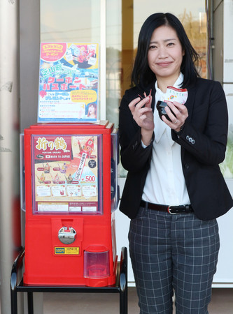 「おりづるガチャ」を紹介する奥岳洋子さん＝２０２２年１２月１６日、千葉県芝山町