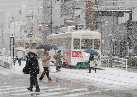雪に見舞われた富山市内=24日午前