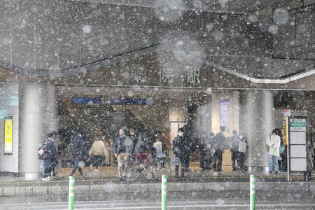 寒波の影響で雪が降る福岡市内＝２４日午後