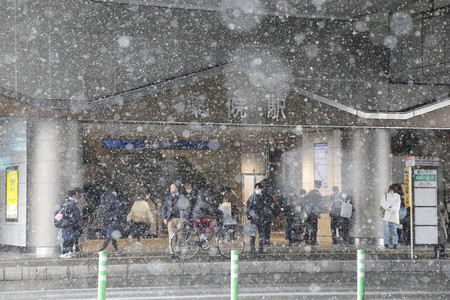 寒波の影響で雪が降る福岡市内=24日午後
