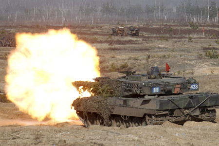 ドイツ製主力戦車「レオパルト2」=2021年3月、ラトビア中部アダジ(EPA時事)