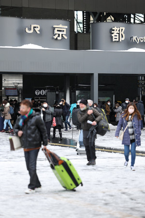 大雪から一夜明け、凍結したJR京都駅前=25日午前、京都市下京区