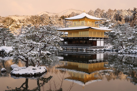雪が積もった金閣寺＝２５日午前、京都市