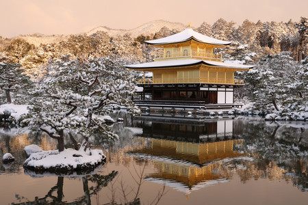 雪が積もった金閣寺=25日午前、京都市