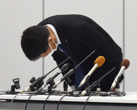 大雪による列車立ち往生について謝罪するJR西日本の三津野隆宏近畿統括本部長=25日午後、大阪市北区