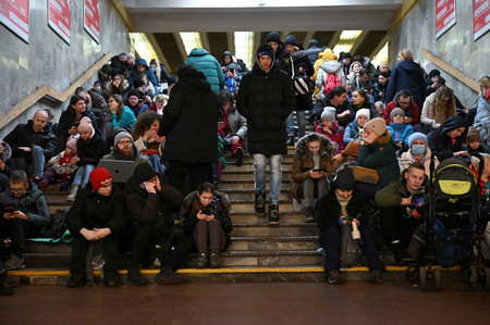 ２６日、キーウ（キエフ）の地下鉄の駅に避難した人々（ロイター時事）