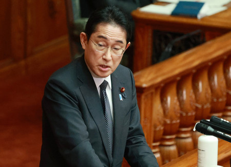 参院本会議で答弁する岸田文雄首相=27日午後、国会内