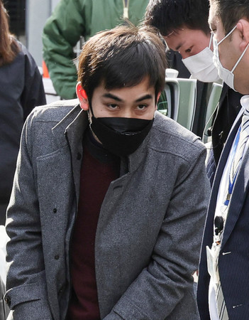 警視庁野方署に入る真栄城健容疑者(手前)=1日午前、東京都中野区