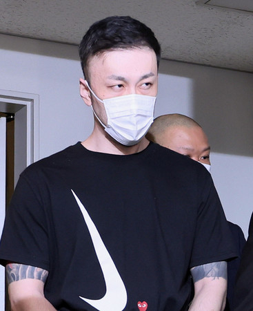 移送される藤田聖也容疑者=7日午後、成田空港