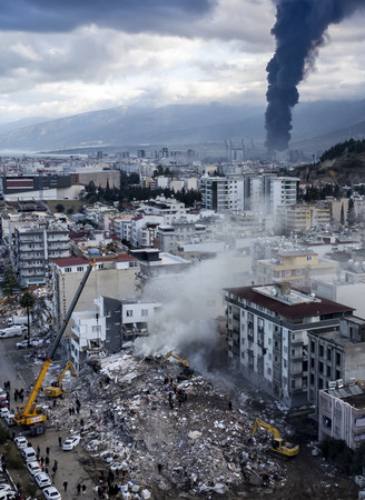 7日、トルコ南部ハタイ県の大地震被災地(EPA時事)
