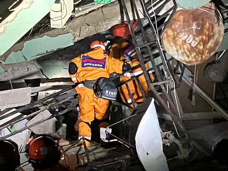 7日、トルコ南部カフラマンマラシュ県の地震被災地で捜索活動を行う日本の国際緊急援助隊・救助チームのメンバー(在トルコ日本大使館提供・時事)