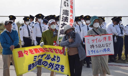 陸上自衛隊石垣駐屯地への弾薬搬入に抗議する人たち=18日午前、沖縄県石垣市