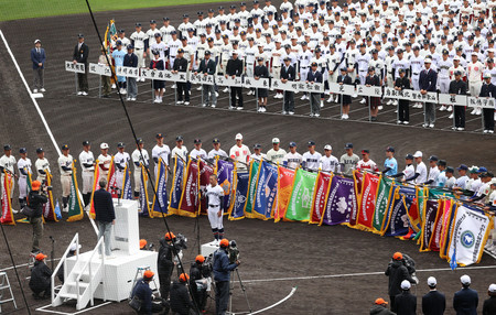 第95回選抜高校野球大会の開会式=18日、甲子園