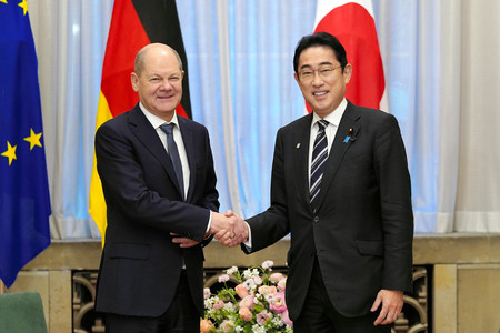 会談を前にドイツのショルツ首相（左）と握手する岸田文雄首相＝１８日午後、首相公邸（代表撮影）