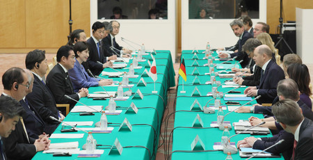 日独政府間協議に臨む岸田文雄首相(左列手前から5人目)とドイツのショルツ首相(右列同)=18日午後、首相官邸