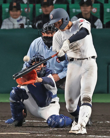 3回裏沖縄尚学2死満塁、仲田が先制の満塁本塁打を放つ=18日、甲子園