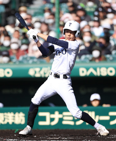 2回表東邦2死二塁、先制の適時二塁打を放つ藤江=19日、甲子園