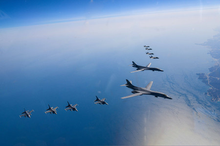 19日、朝鮮半島上空で行われた米韓空軍の訓練に参加する米B1B戦略爆撃機と戦闘機(韓国国防省提供・時事)