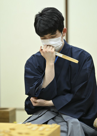 史上最年少で六冠を達成した藤井聡太新棋王=19日午後、栃木県日光市(代表撮影)
