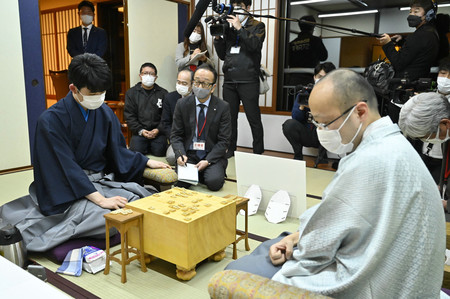渡辺明棋王(右)に勝利した藤井聡太六冠=19日午後、栃木県日光市(代表撮影)