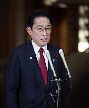 インド訪問前に取材に応じる岸田文雄首相=19日夜、首相公邸