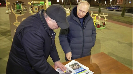 18日、ウクライナ東部ドネツク州マリウポリを訪れたロシアのプーチン大統領(右)=ロシアメディアの動画より(AFP時事)