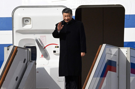 20日、モスクワの空港に到着した中国の習近平国家主席(AFP時事)