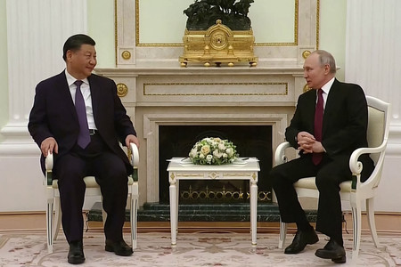 モスクワで会談する中国の習近平国家主席(左)とロシアのプーチン大統領(ロシア国営メディアが20日に公開した映像より)(AFP時事)