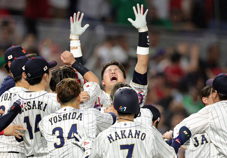 サヨナラ打を放ち、祝福される村上(中央奥)=20日、米フロリダ州マイアミ(AFP時事)