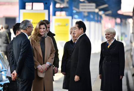 21日、キーウ(キエフ)に到着し、ウクライナ政府高官に出迎えられる岸田文雄首相(右から2人目)(ウクライナ外務省提供)(AFP時事)