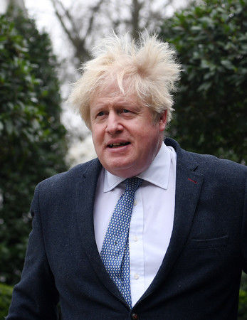 21日、ロンドンの自宅を出たジョンソン元英首相(EPA時事)