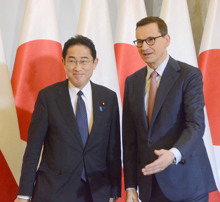 ポーランド首相府でモラウィエツキ首相(右)の出迎えを受ける岸田文雄首相=22日、ワルシャワ