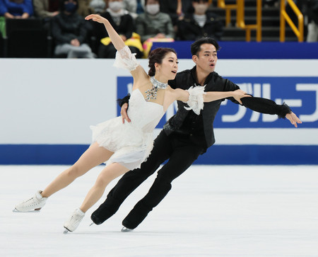 アイスダンスのフリーダンスで演技する村元哉中(左)、高橋大輔組=25日、さいたまスーパーアリーナ