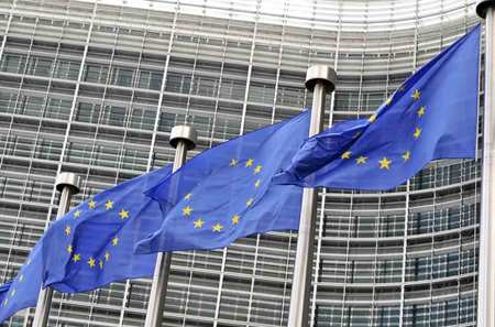 欧州委員会の前ではためく欧州連合(EU)の旗=ベルギー【AFP時事】