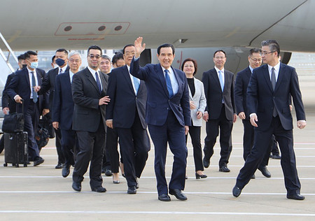 ２７日、中国・上海の空港に到着した台湾の馬英九前総統（中央）（馬英九前総統事務所提供・時事）