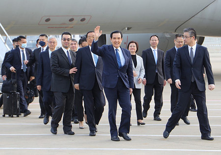 27日、中国・上海の空港に到着した台湾の馬英九前総統(中央)(馬英九前総統事務所提供・時事)